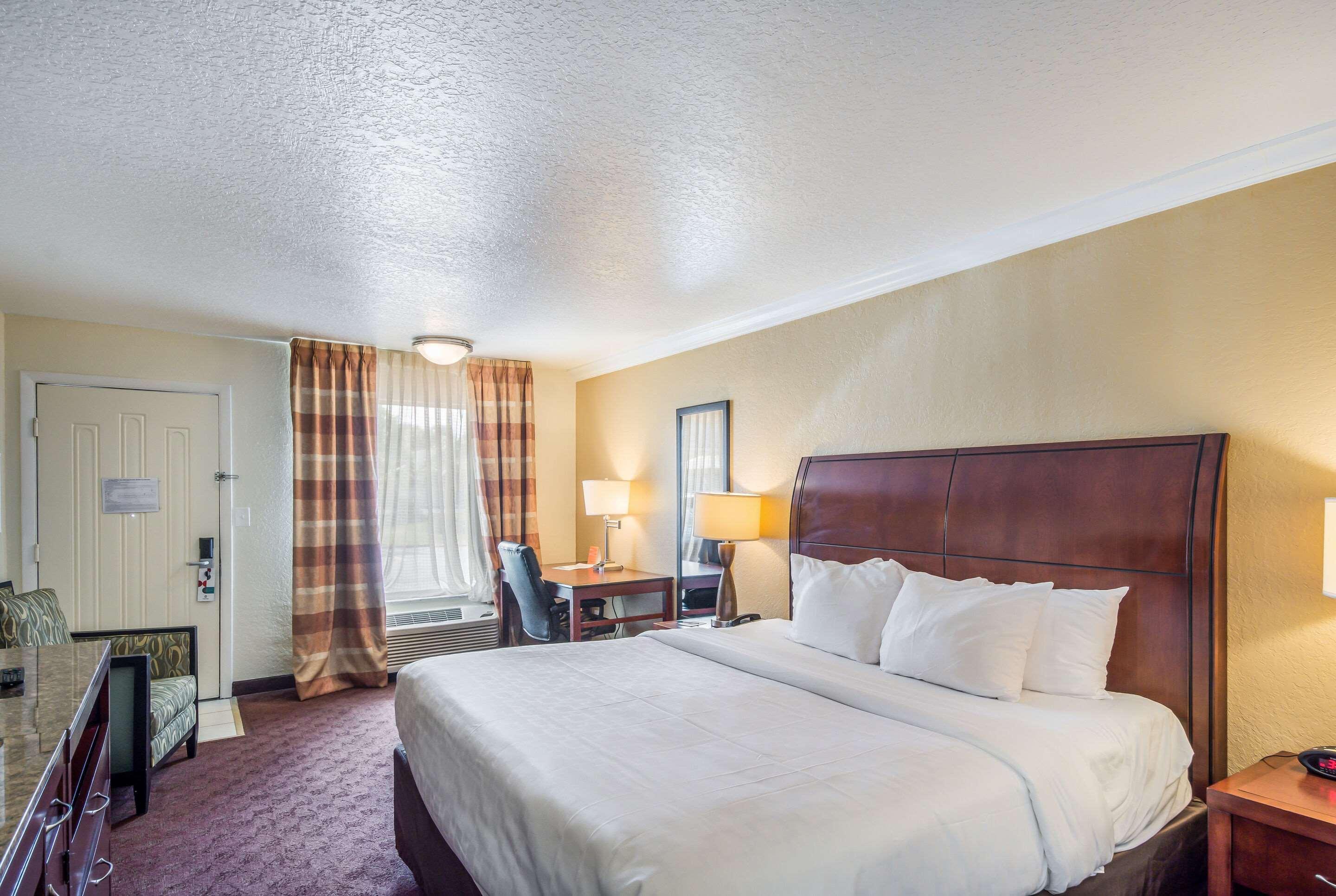 Clarion Inn & Suites Central Clearwater Beach Esterno foto
