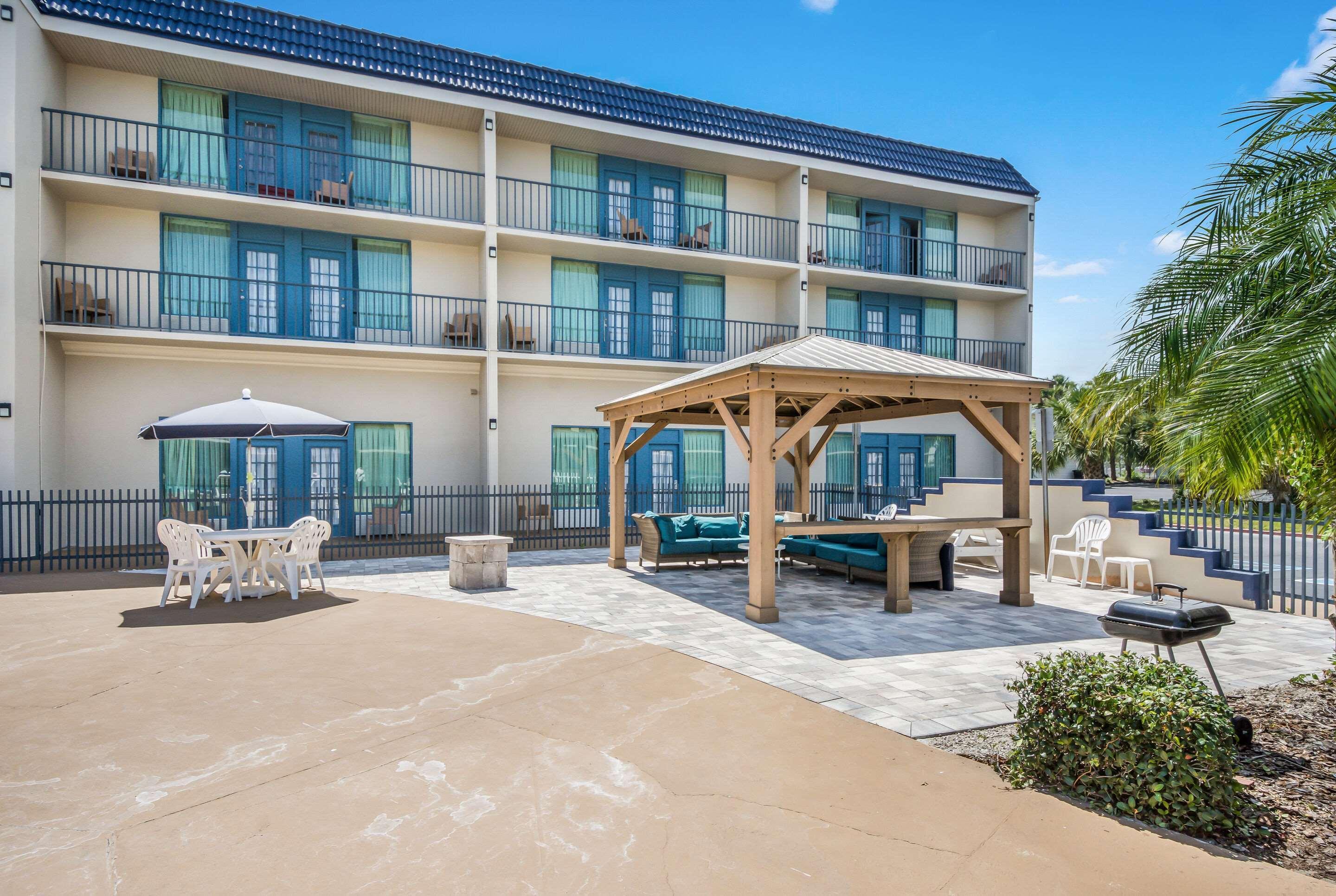 Clarion Inn & Suites Central Clearwater Beach Esterno foto